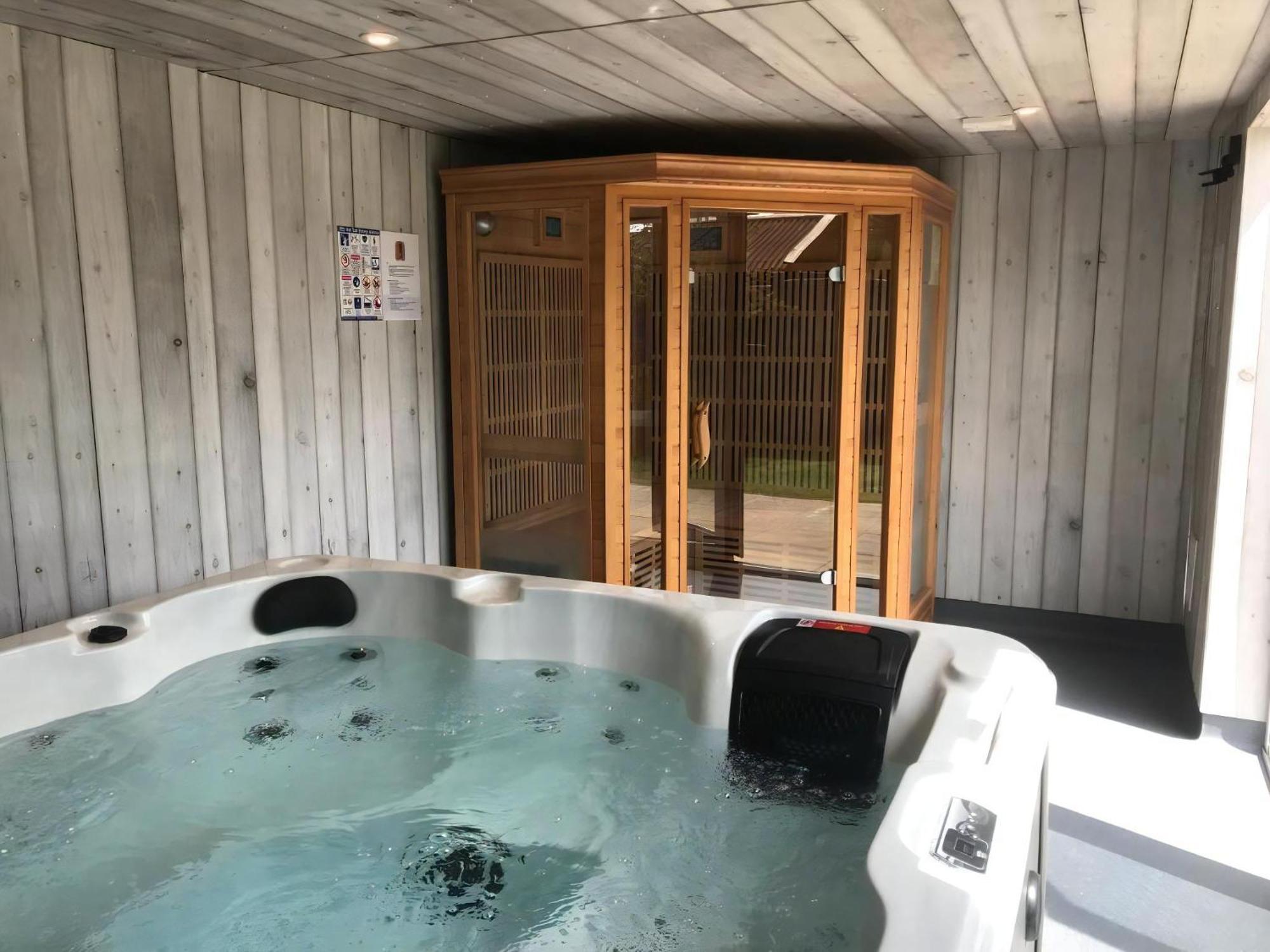 Stunning Cottage With A Private Hot Tub And Sauna In Norfolk Ref 99003Ac Lessingham Buitenkant foto